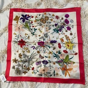 GUCCI Flora Gothic Square Scarf